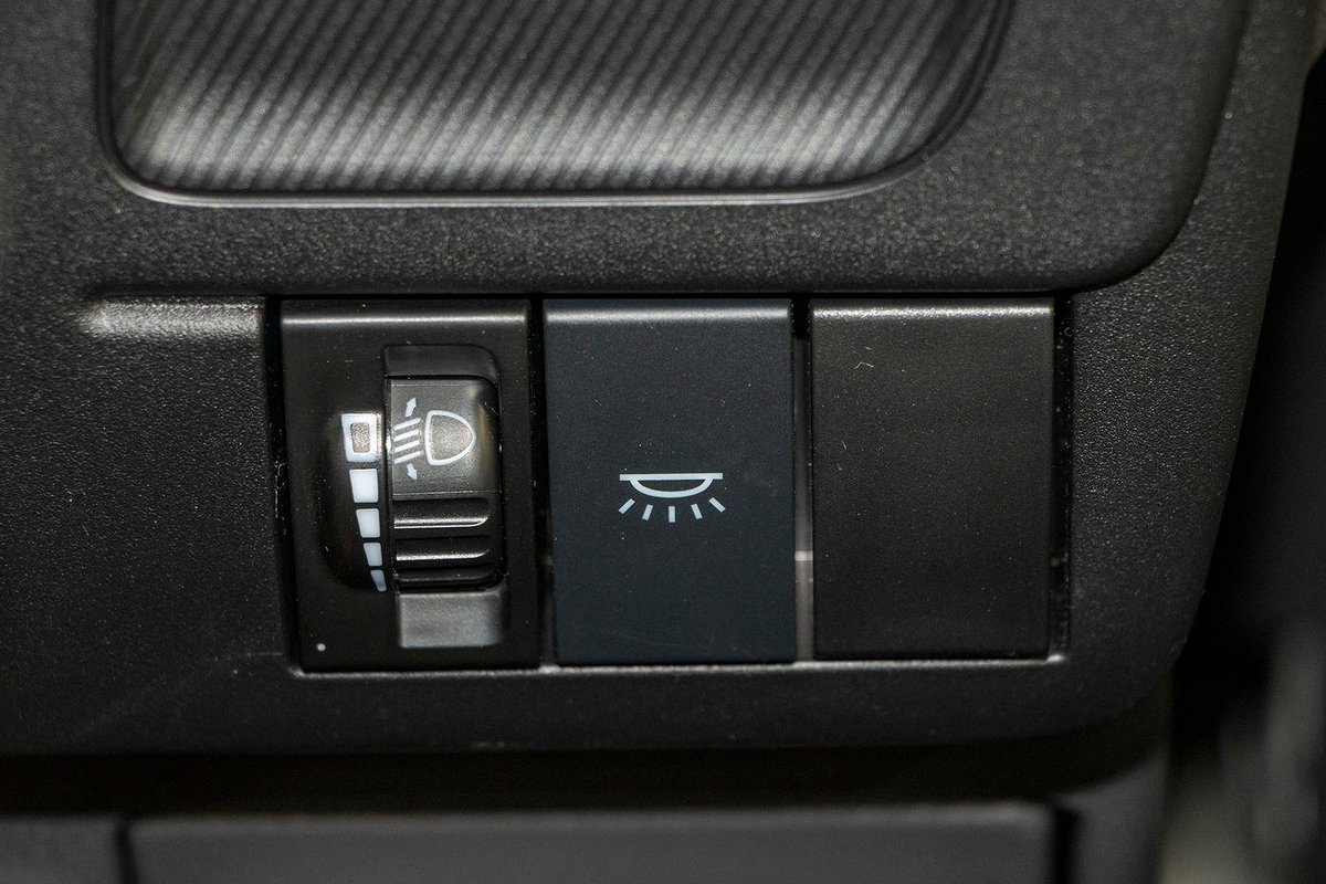 2025 Isuzu N Series NLR 45-150 MT D34 image 16