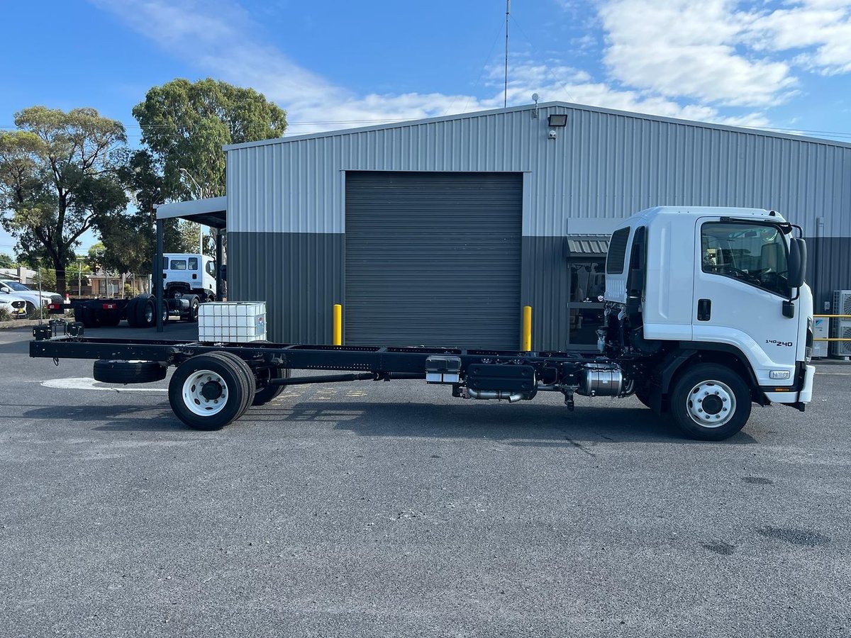 2025 Isuzu F Series image 6