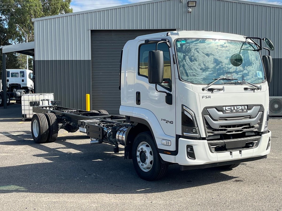 2025 Isuzu F Series image 7