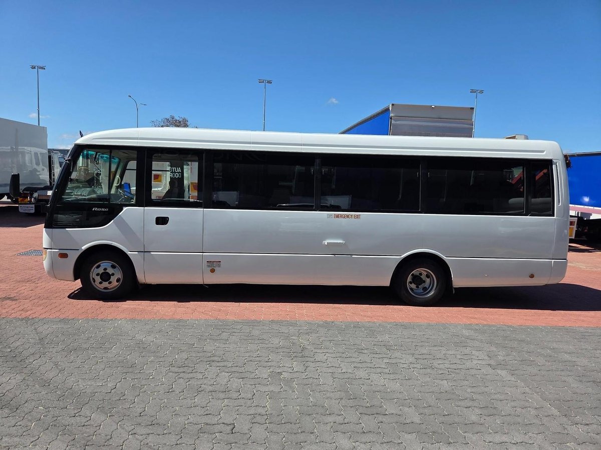 2009 Fuso Rosa 25 Seat Auto Deluxe Bus image 11