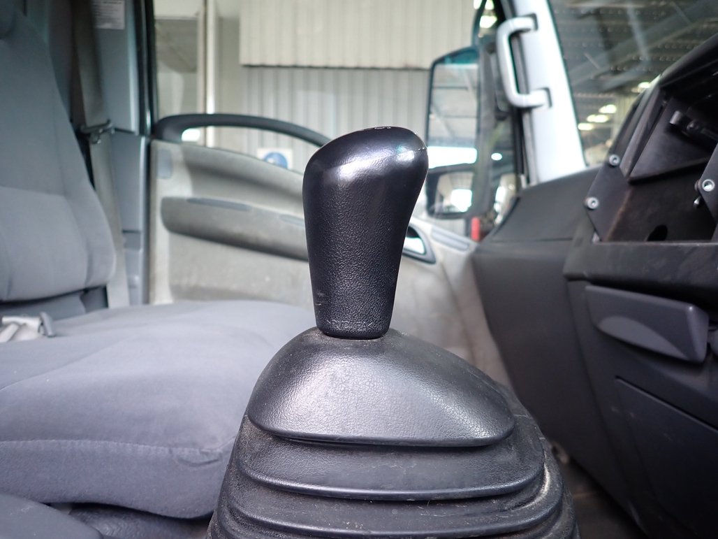 2014 Isuzu Npr 400 image 11