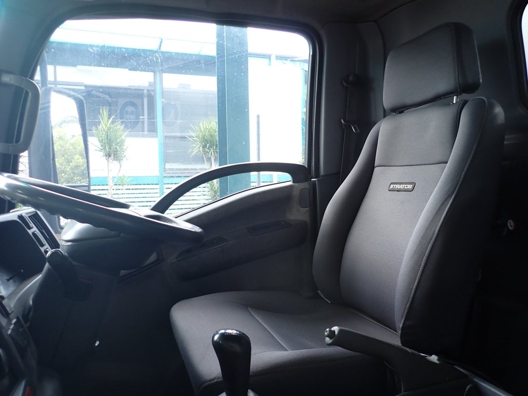 2014 Isuzu Npr 400 image 12