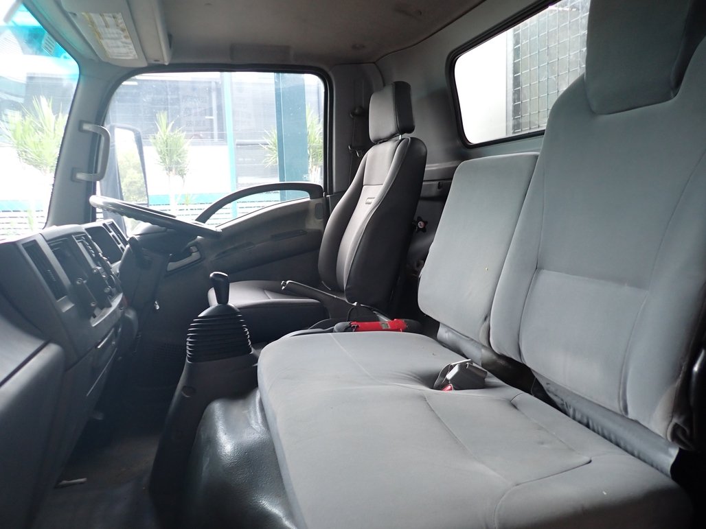 2014 Isuzu Npr 400 image 13