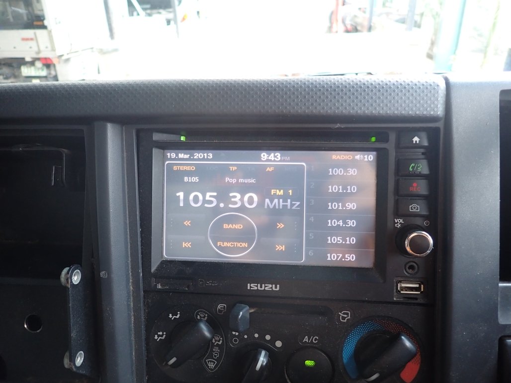 2014 Isuzu Npr 400 image 15