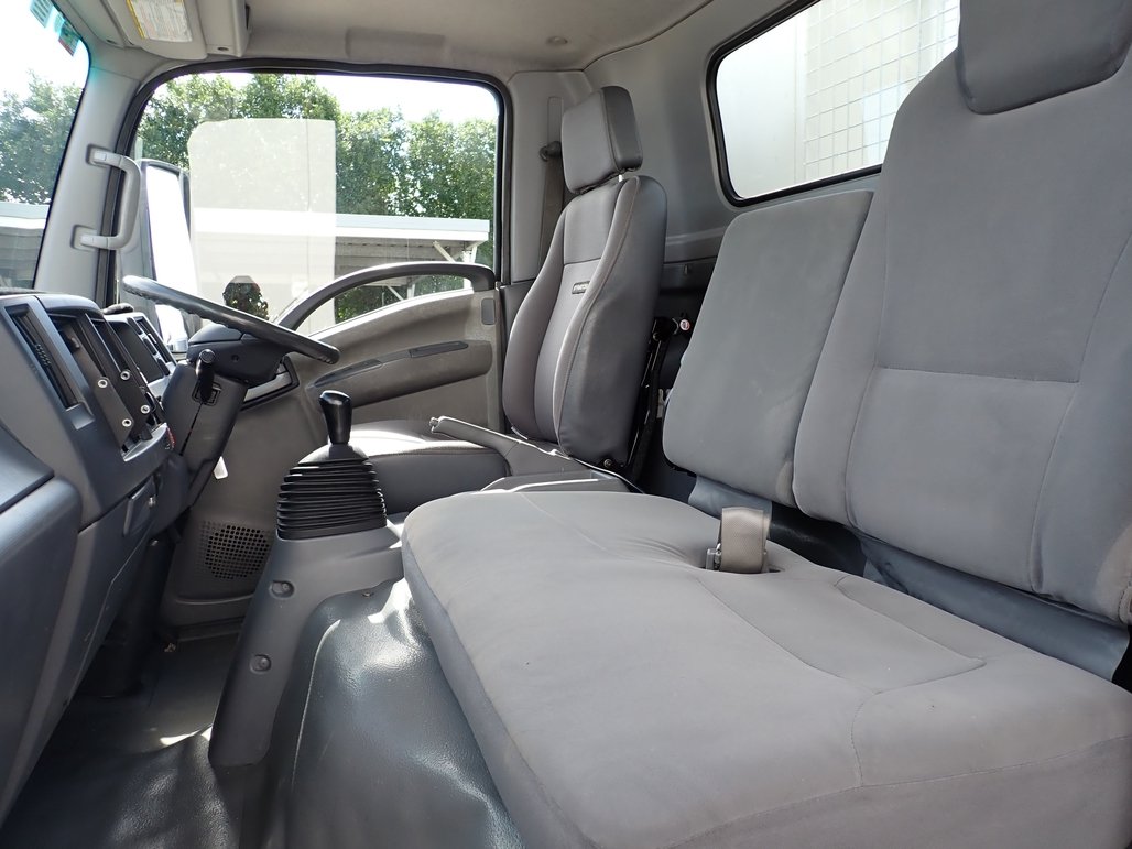 2014 Isuzu Npr 400 image 17