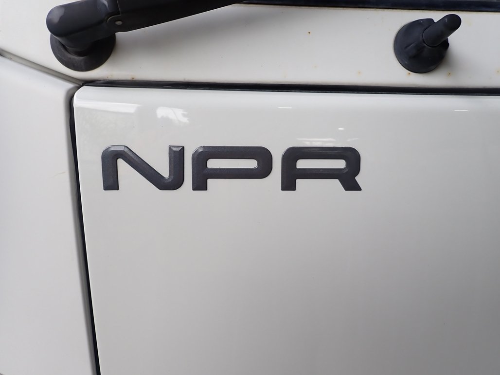 2014 Isuzu Npr 400 image 18