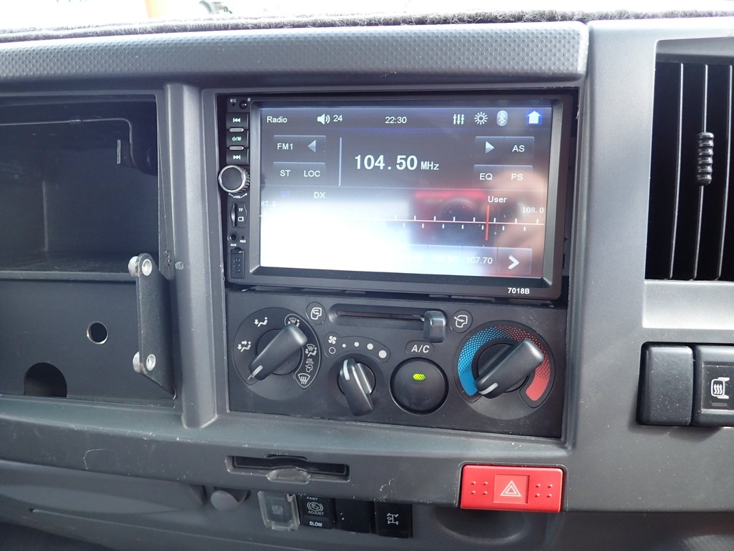 2014 Isuzu Npr 400 image 19