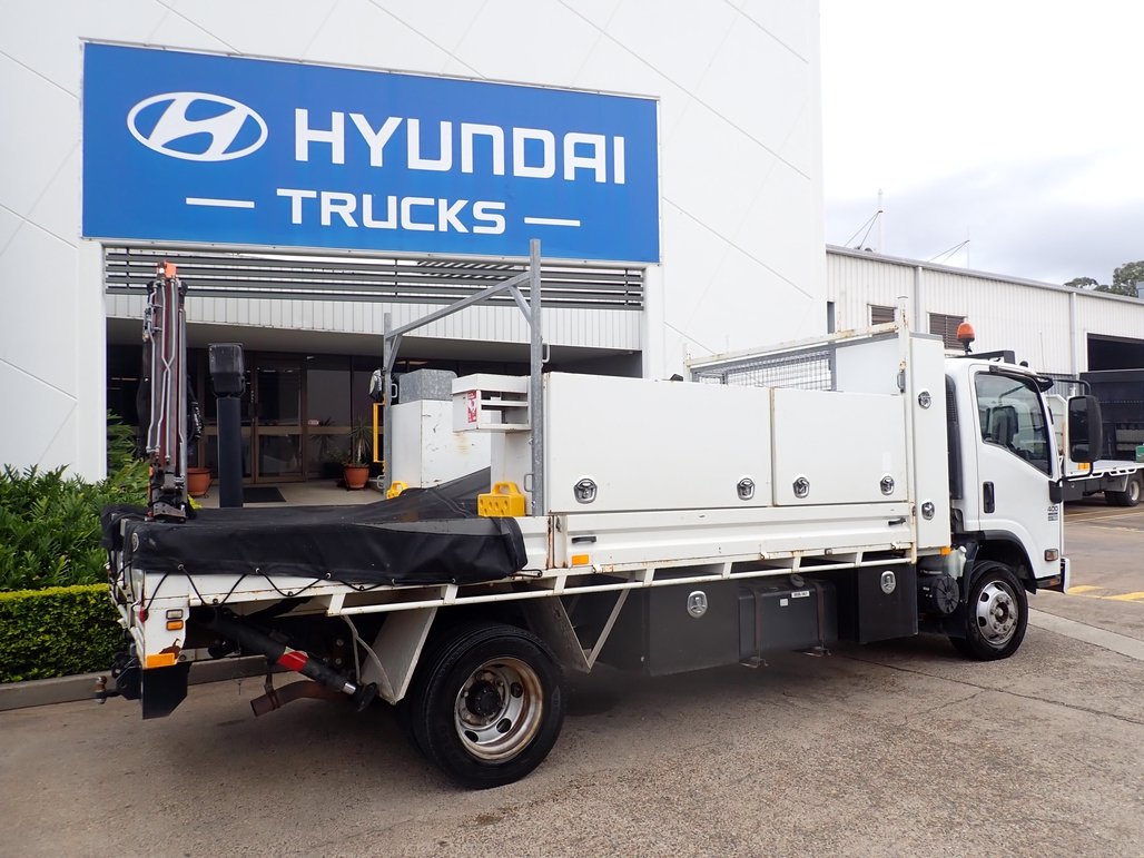 2014 Isuzu Npr 400 image 7