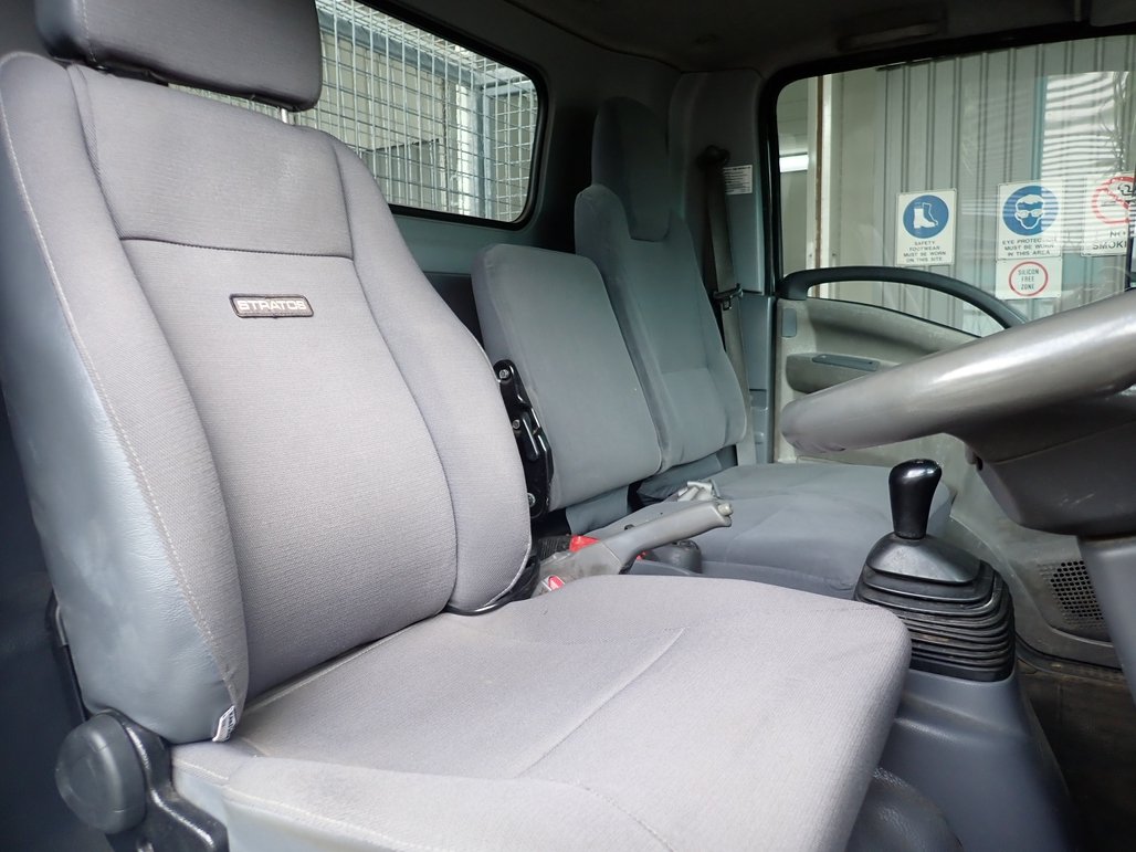 2014 Isuzu Npr 400 image 9