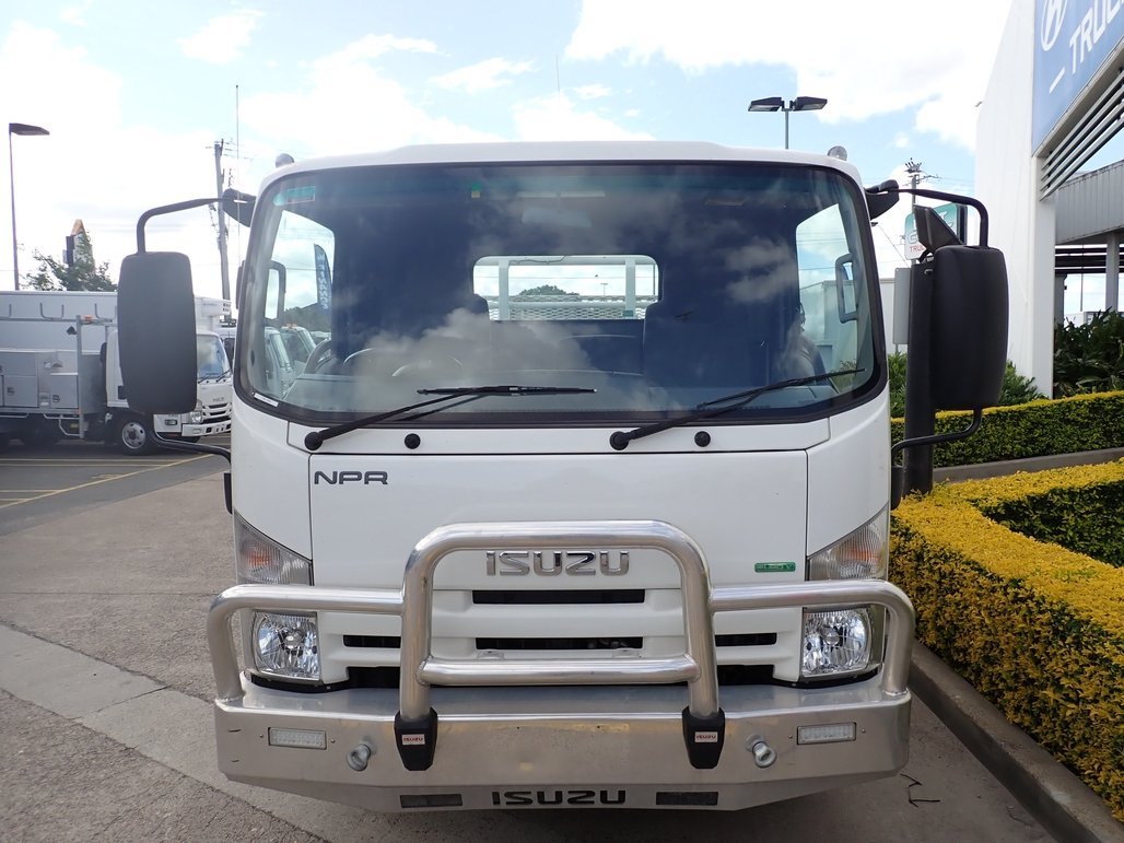 2015 Isuzu Npr 275 image 11