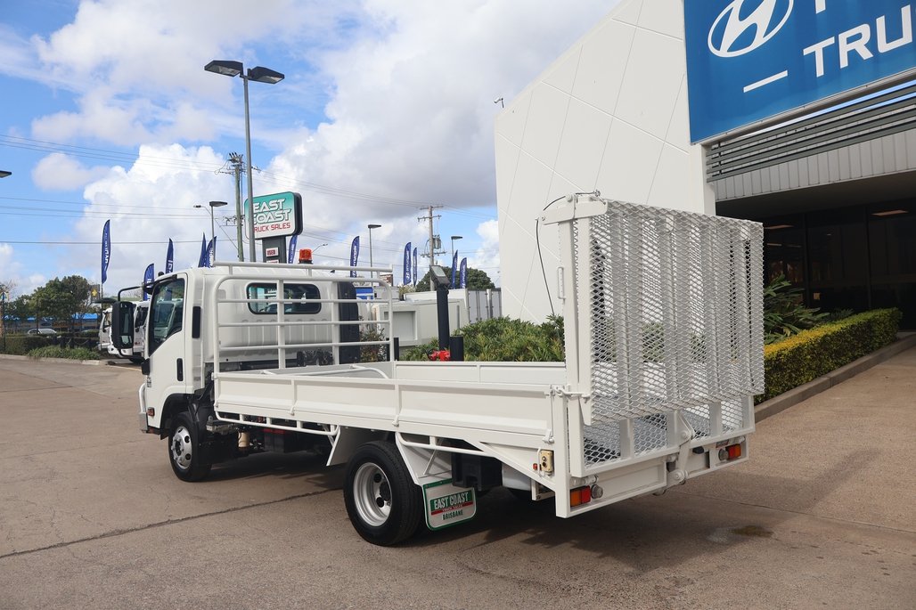 2015 Isuzu Npr 275 image 14