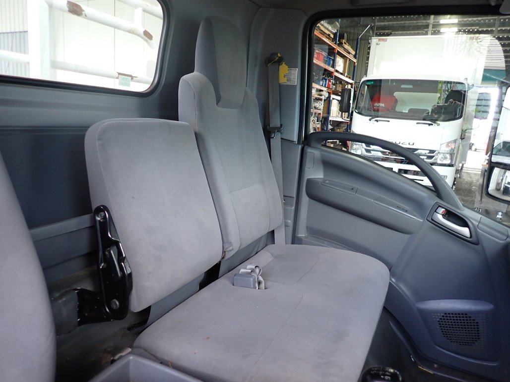 2015 Isuzu Npr 275 image 16