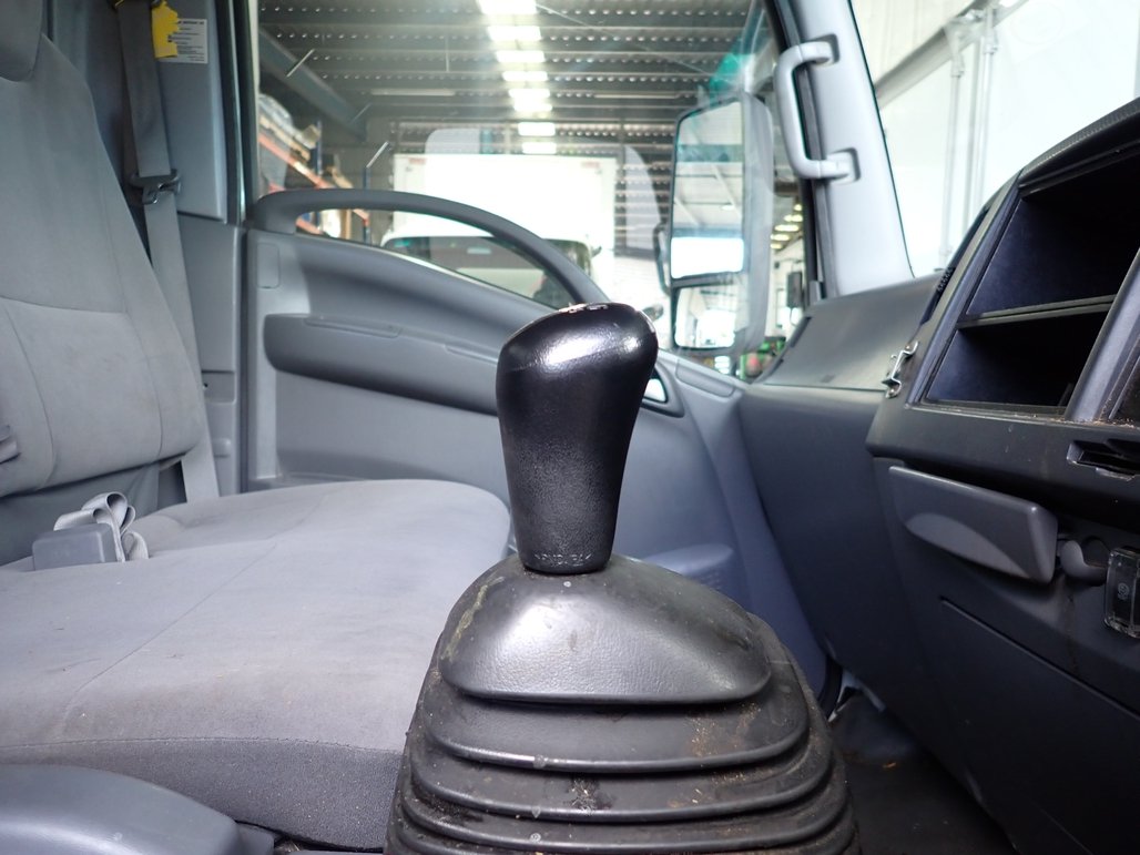 2015 Isuzu Npr 275 image 17