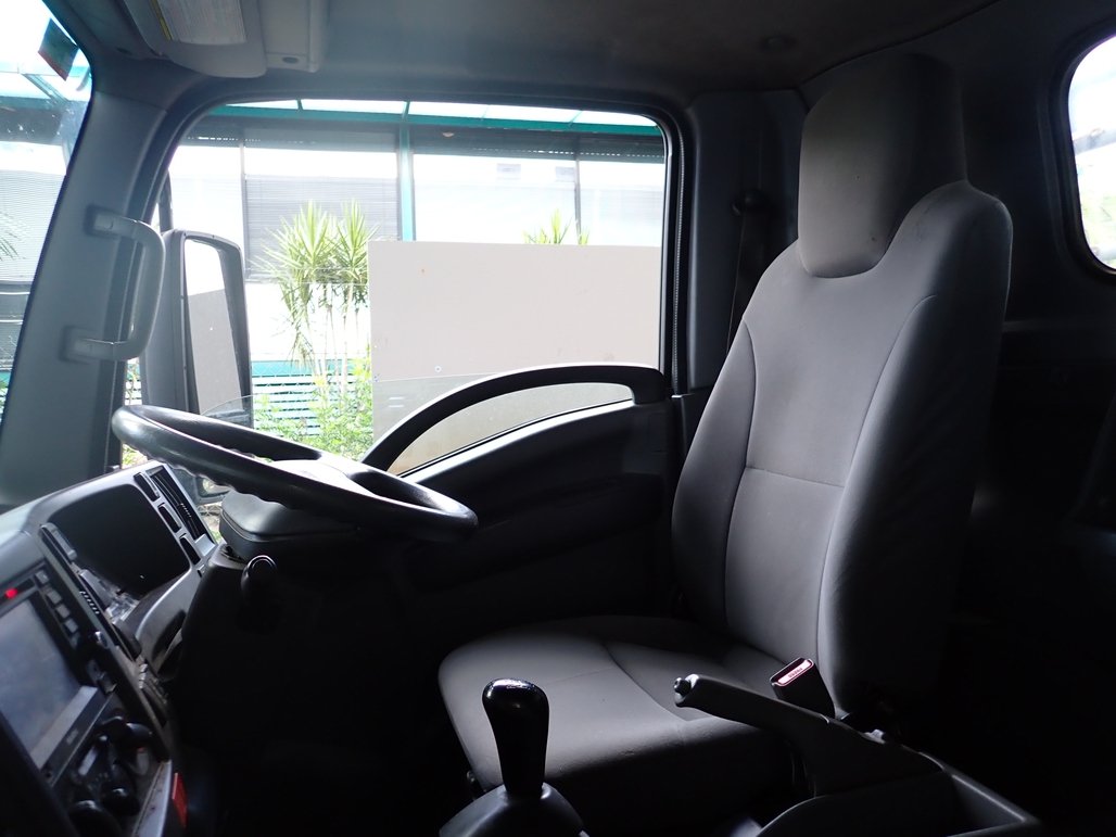 2015 Isuzu Npr 275 image 18