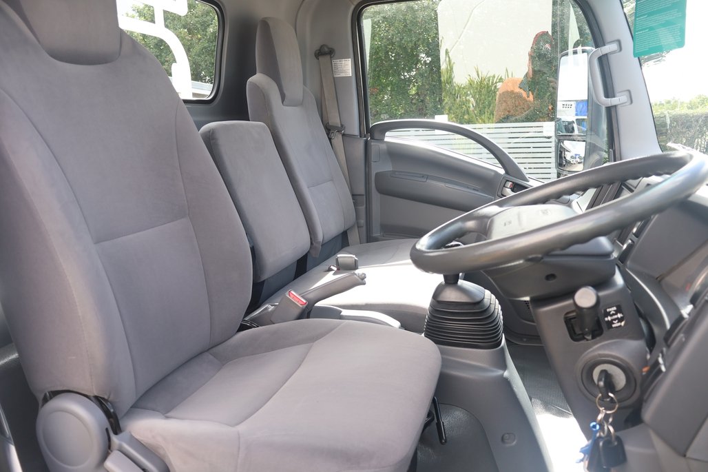 2015 Isuzu Npr 275 image 19