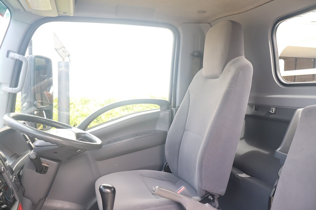 2015 Isuzu Npr 275 image 21