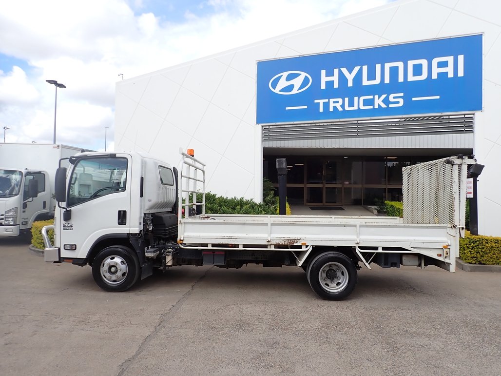 2015 Isuzu Npr 275 image 2