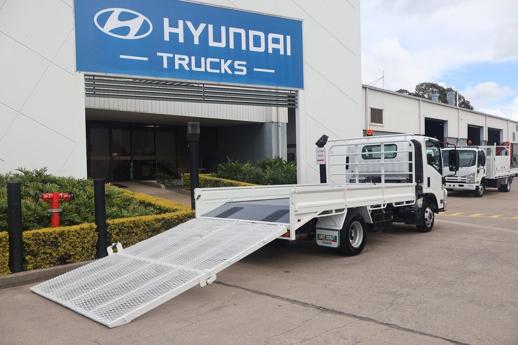 2015 Isuzu Npr 275 image 5
