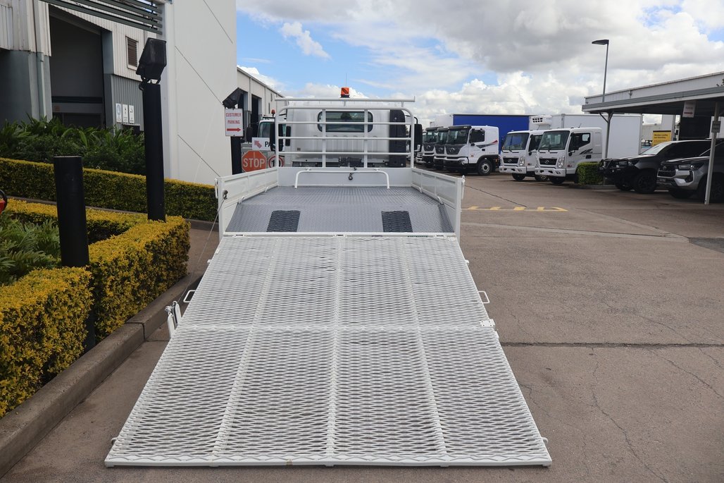 2015 Isuzu Npr 275 image 6