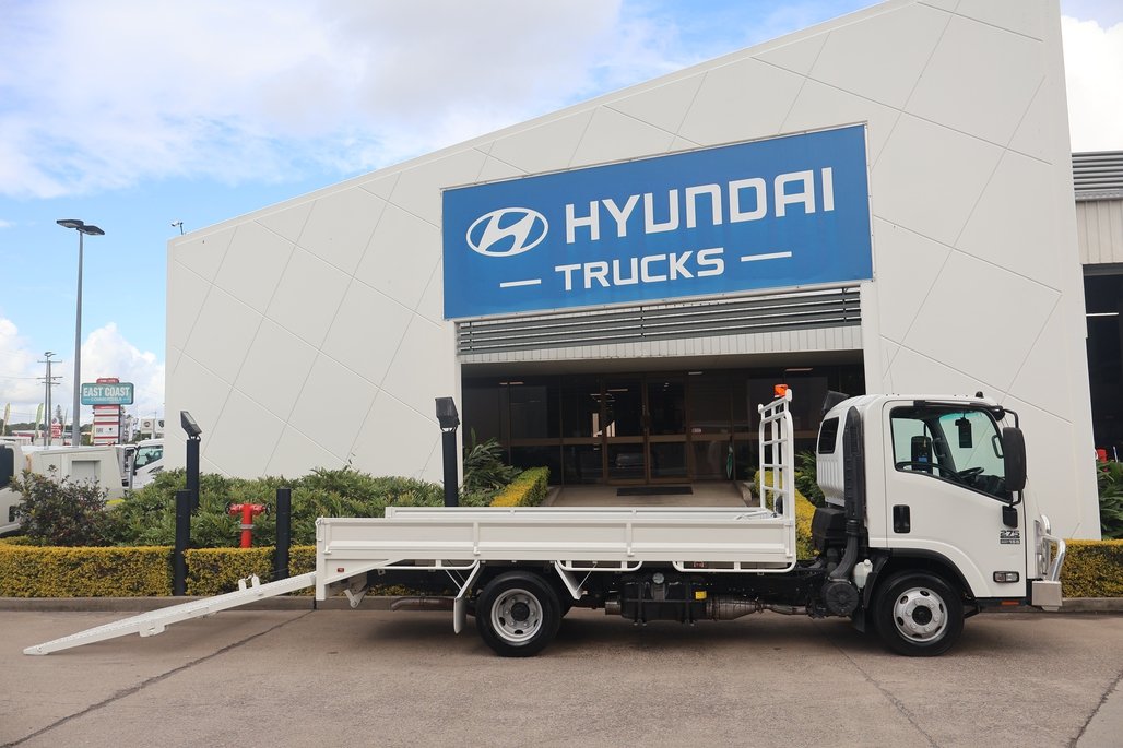 2015 Isuzu Npr 275 image 8