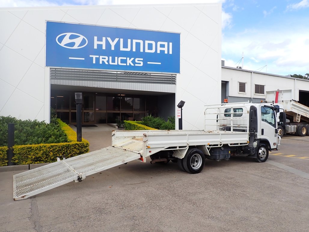 2015 Isuzu Npr 275 image 8