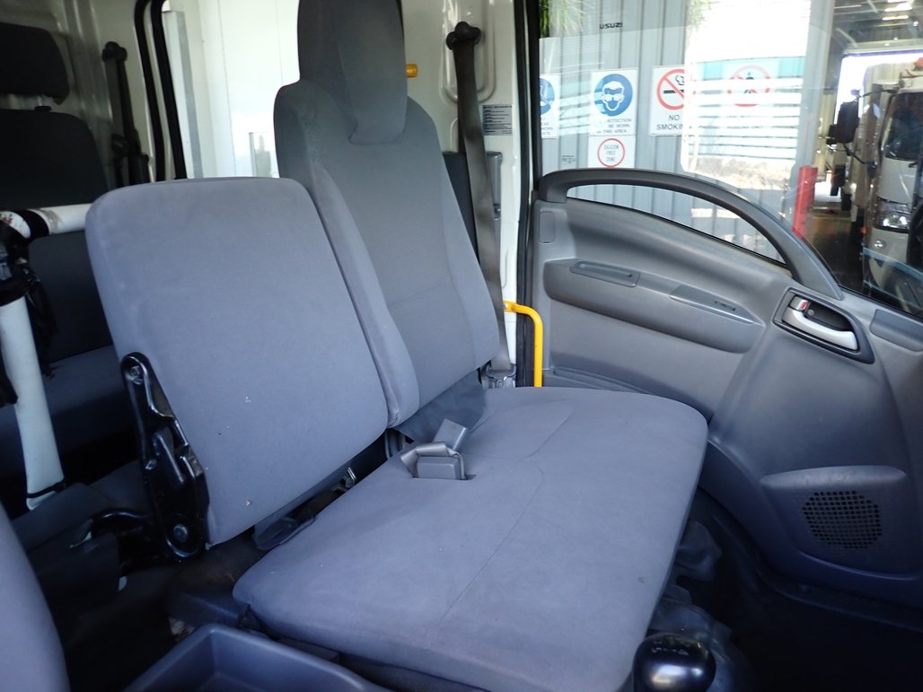 2017 Isuzu Nps 75-155 image 14