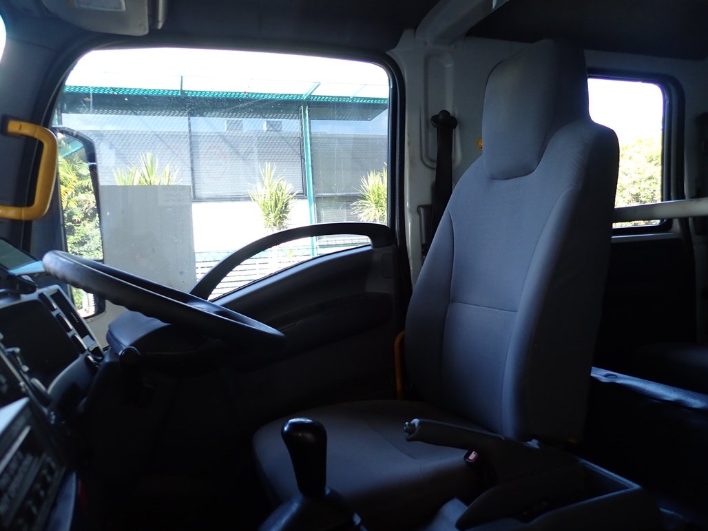 2017 Isuzu Nps 75-155 image 18
