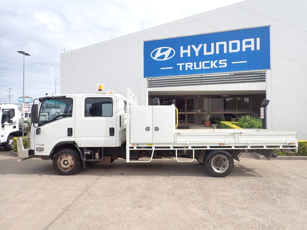 2017 Isuzu Npr 75-190 image 2