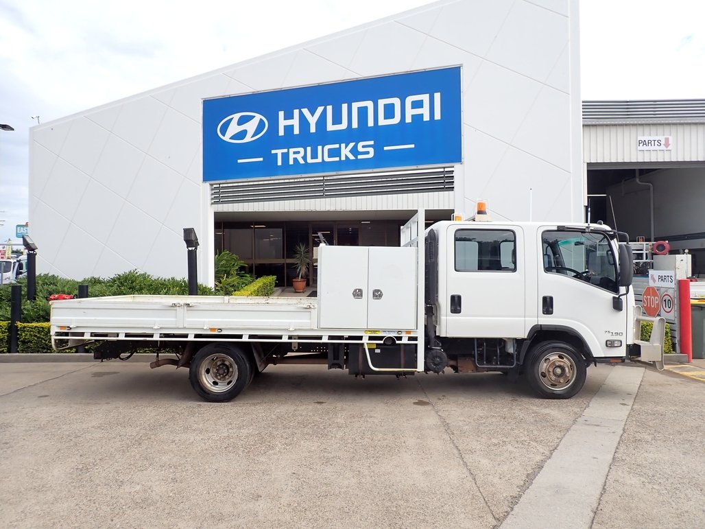 2017 Isuzu Npr 75-190 image 7