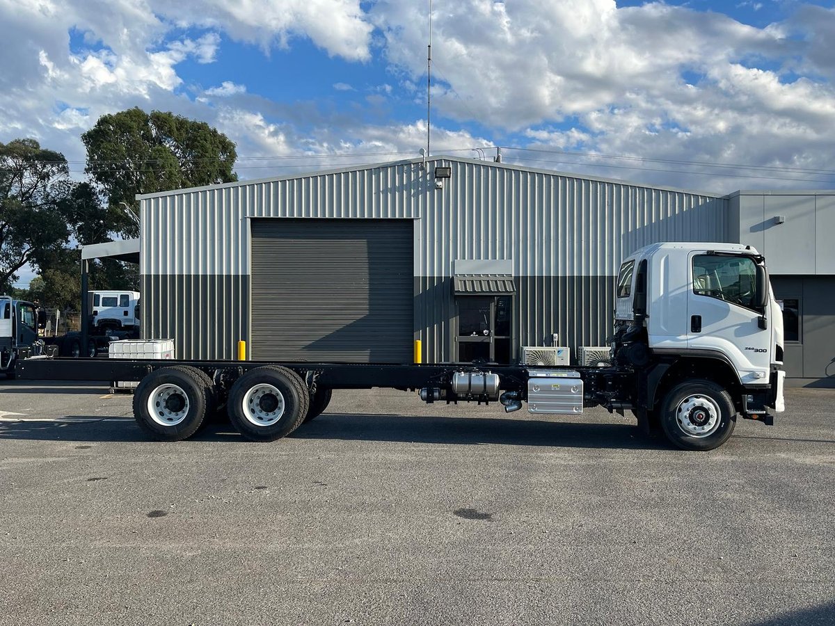 2025 Isuzu F Series image 6