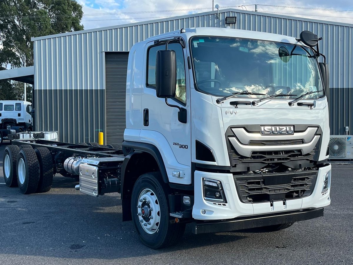 2025 Isuzu F Series image 7