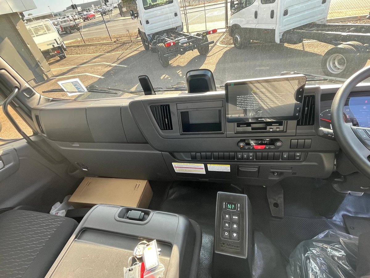 2025 Isuzu F Series image 13
