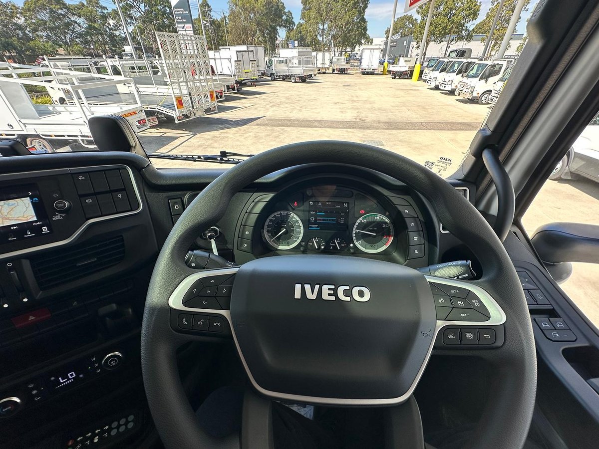 2025 Iveco S-Way AS230 image 17