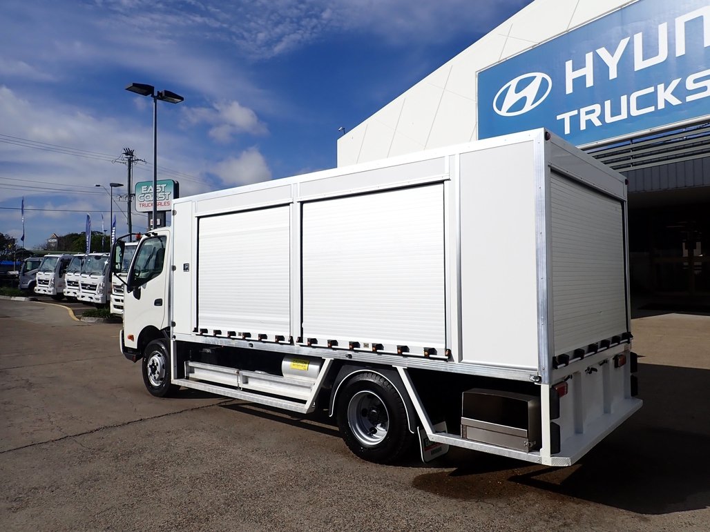 2021 Hino Dutro 300 image 3