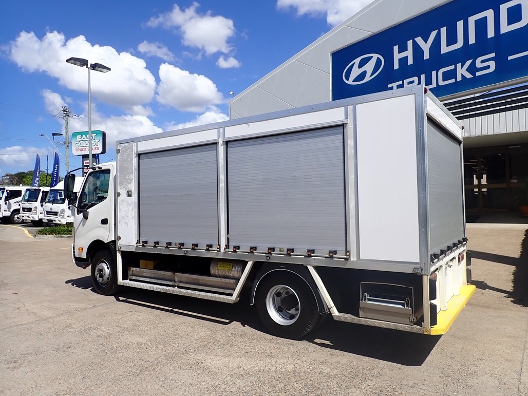 2021 Hino Dutro 300 image 3
