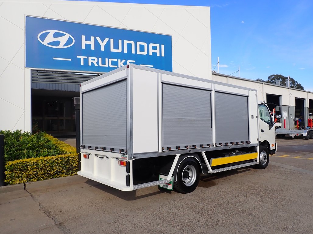2021 Hino Dutro 300 image 8