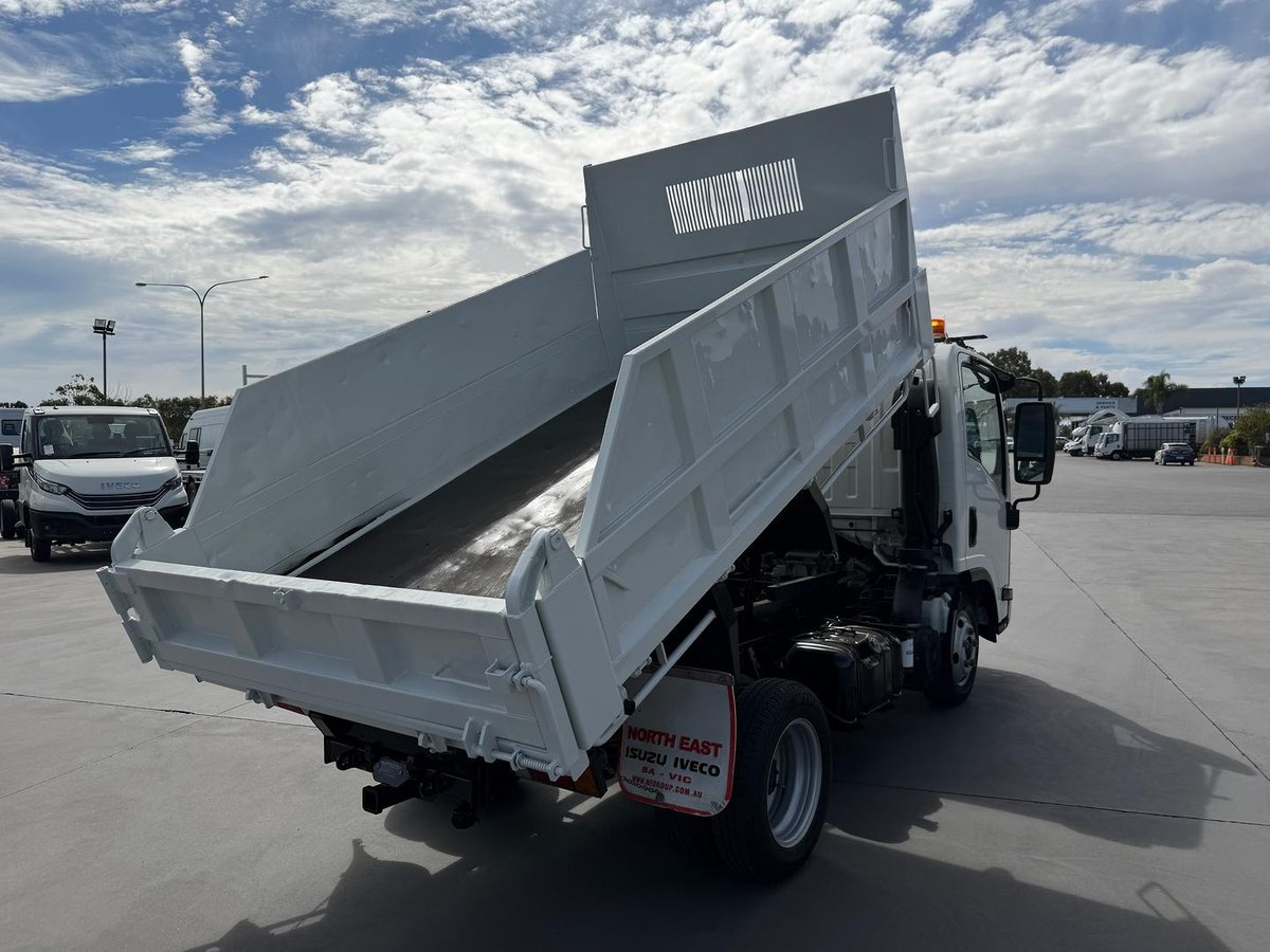 2015 Isuzu N Series NLR 200 image 11