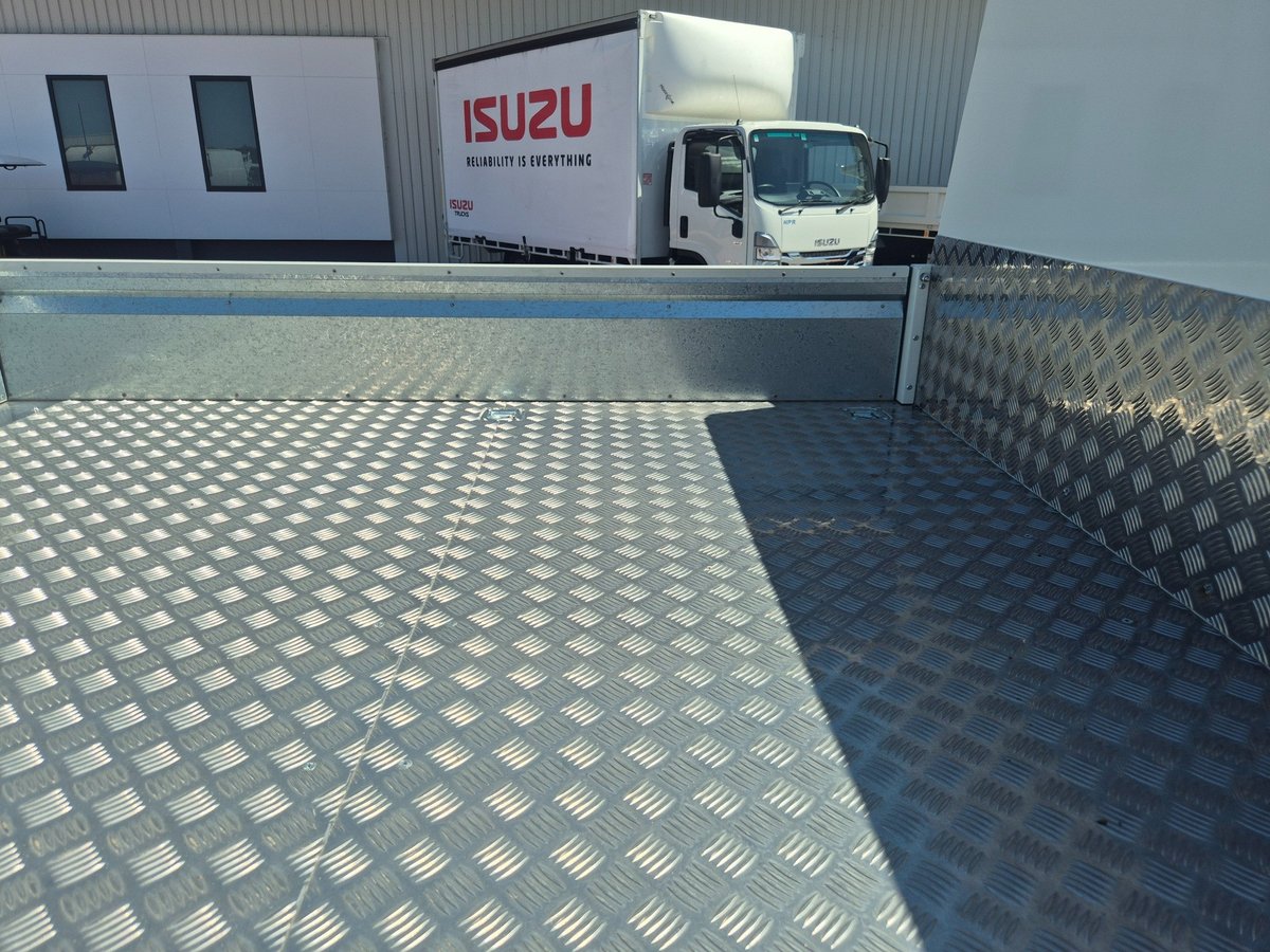 2014 Isuzu Trucks Npr 65/45-190 3 Ton Service Body image 14