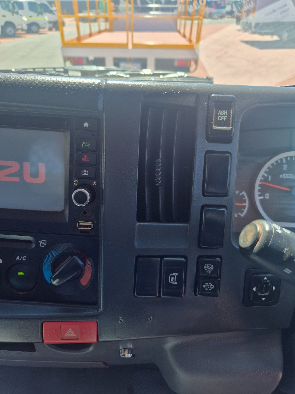 2014 Isuzu Trucks Npr 65/45-190 3 Ton Service Body image 22