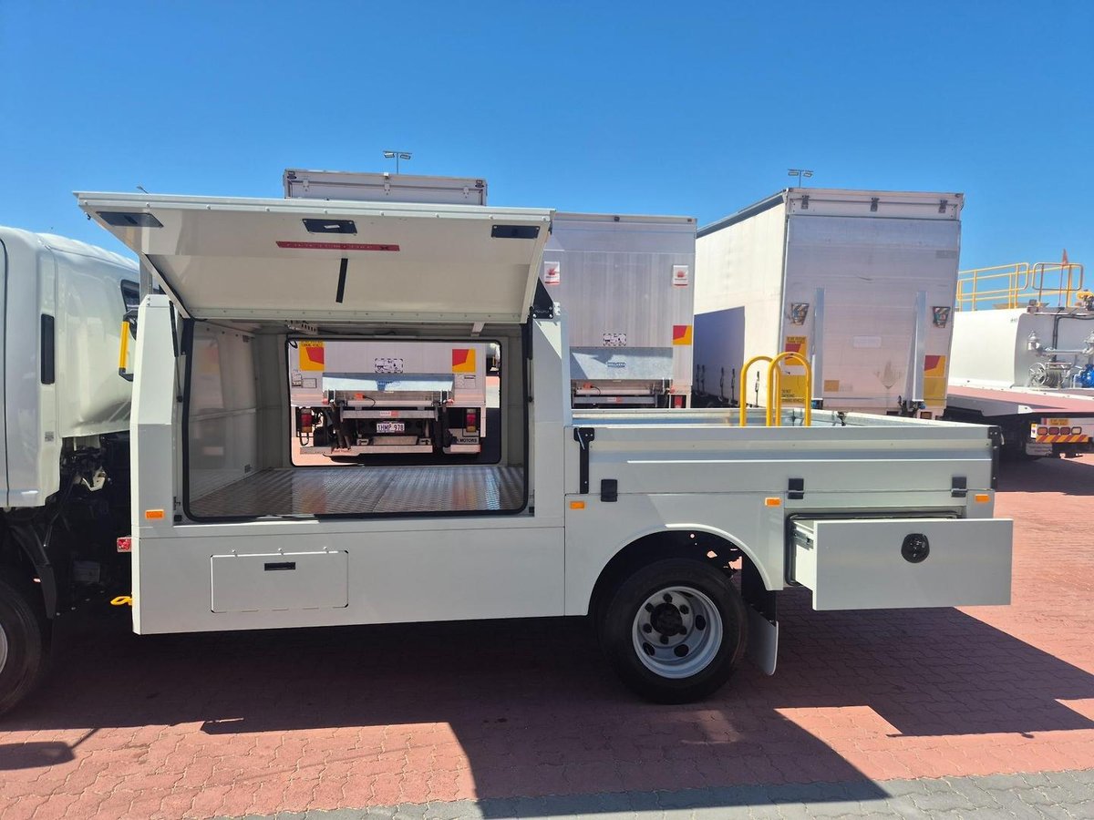 2014 Isuzu Npr 65/45-190 3 Ton Service Body image 31