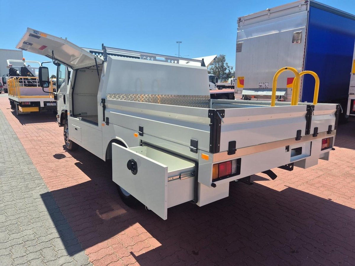 2014 Isuzu Npr 65/45-190 3 Ton Service Body image 28