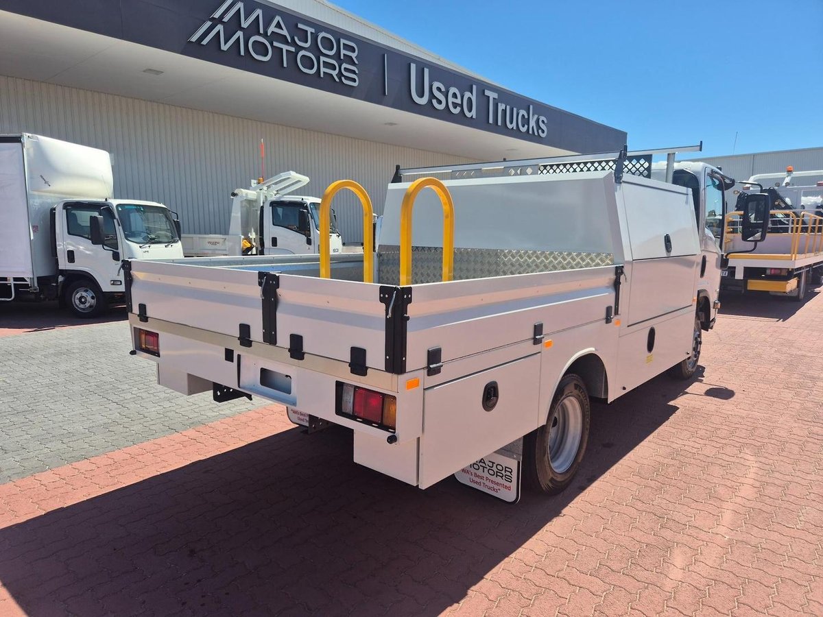 2014 Isuzu Npr 65/45-190 3 Ton Service Body image 24