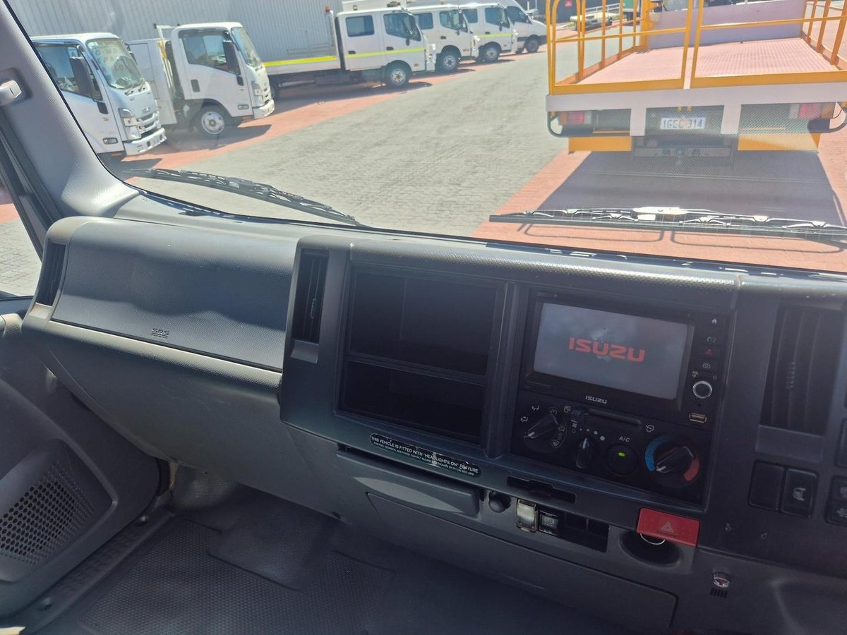 2014 Isuzu Npr 65/45-190 3 Ton Service Body image 16