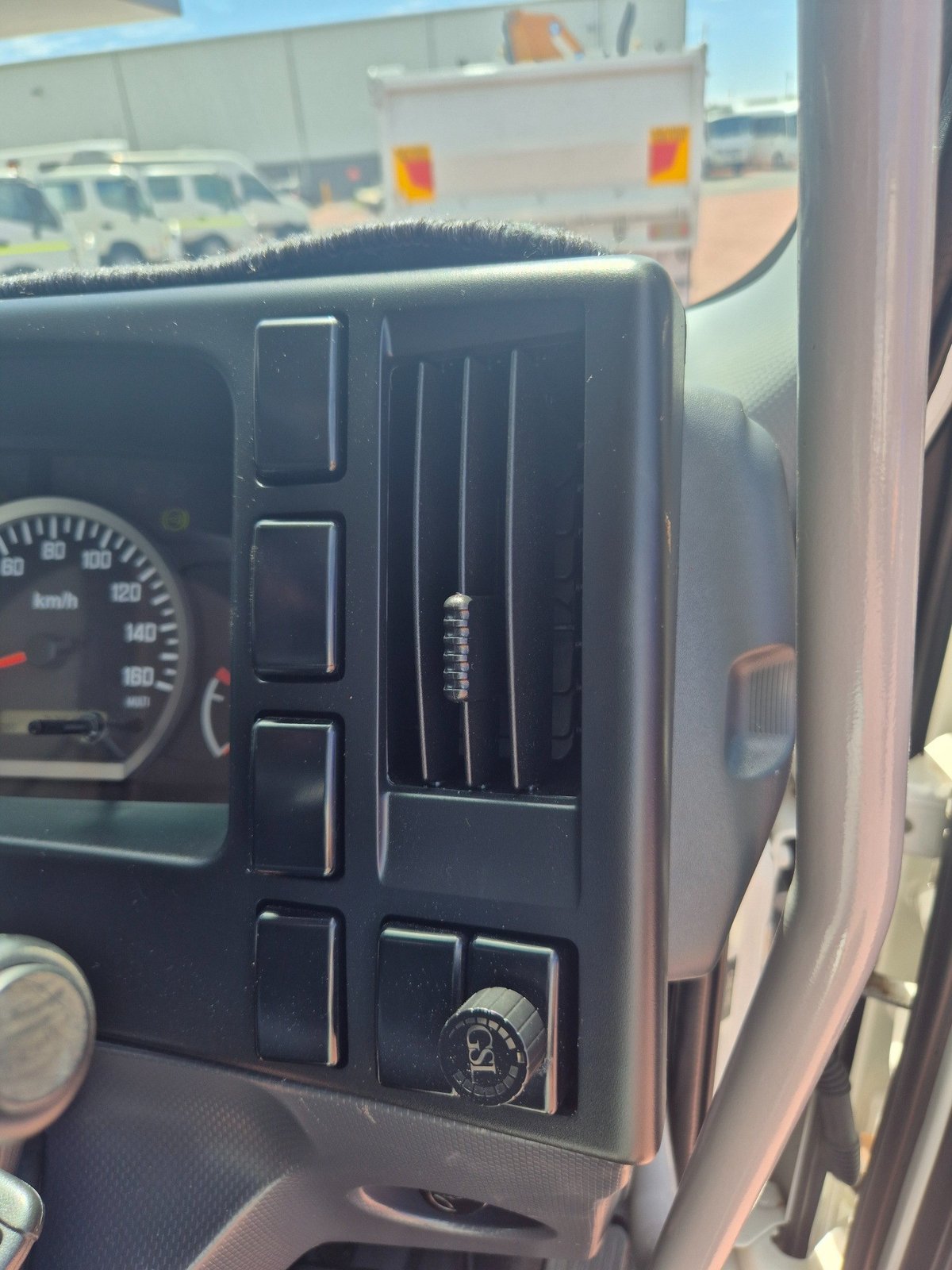 2022 Isuzu Trucks Nps 75/45-155 4x4 Crew Tray image 28