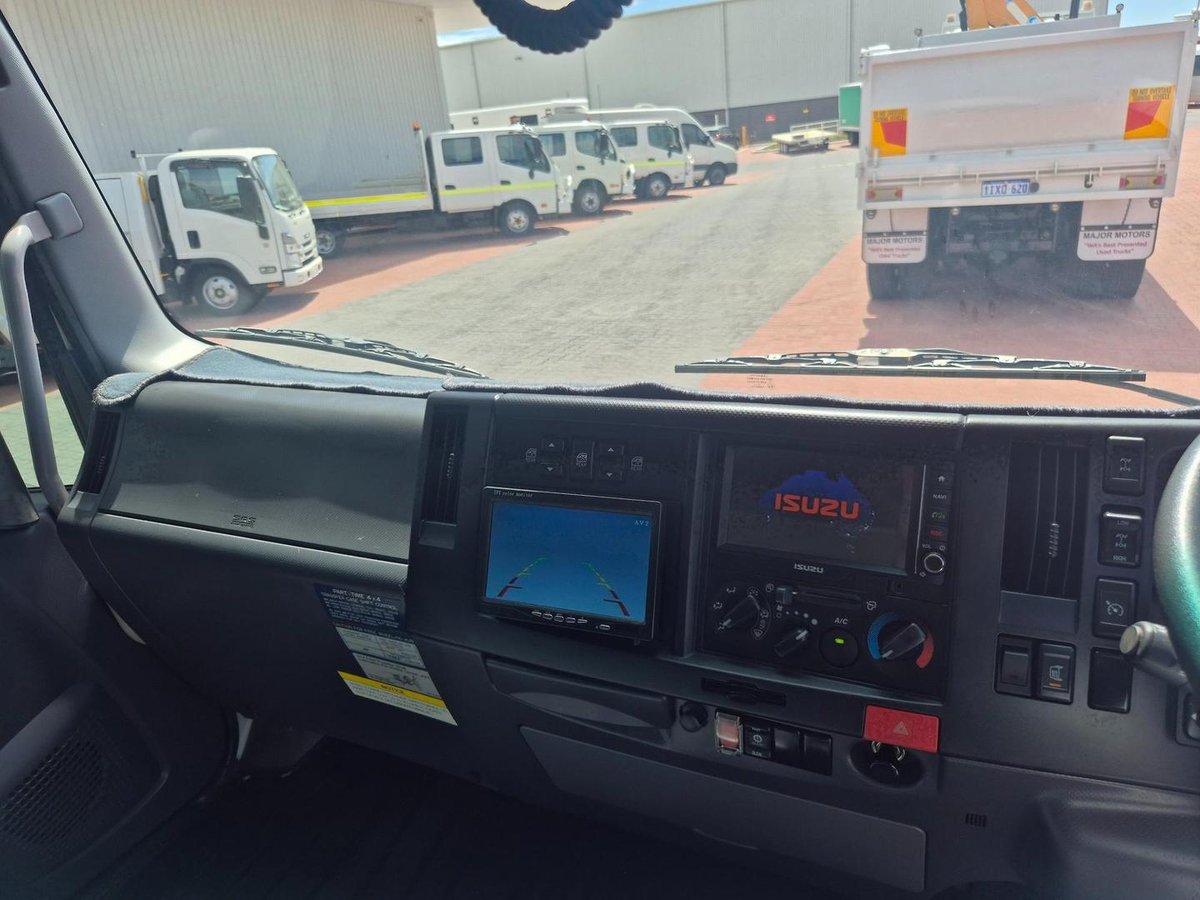 2022 Isuzu Nps 75/45-155 4X4 Crew Tray image 16