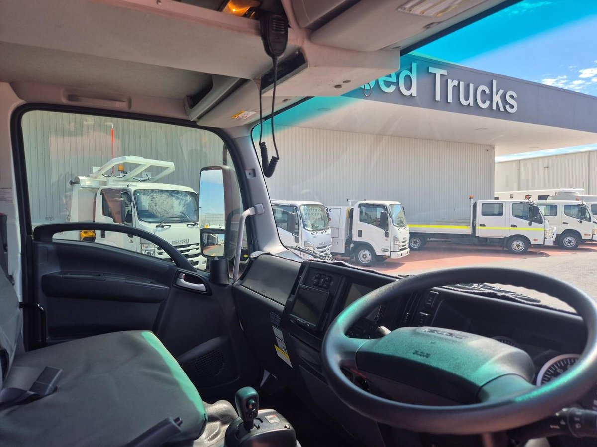 2022 Isuzu Nps 75/45-155 4X4 Crew Tray image 30