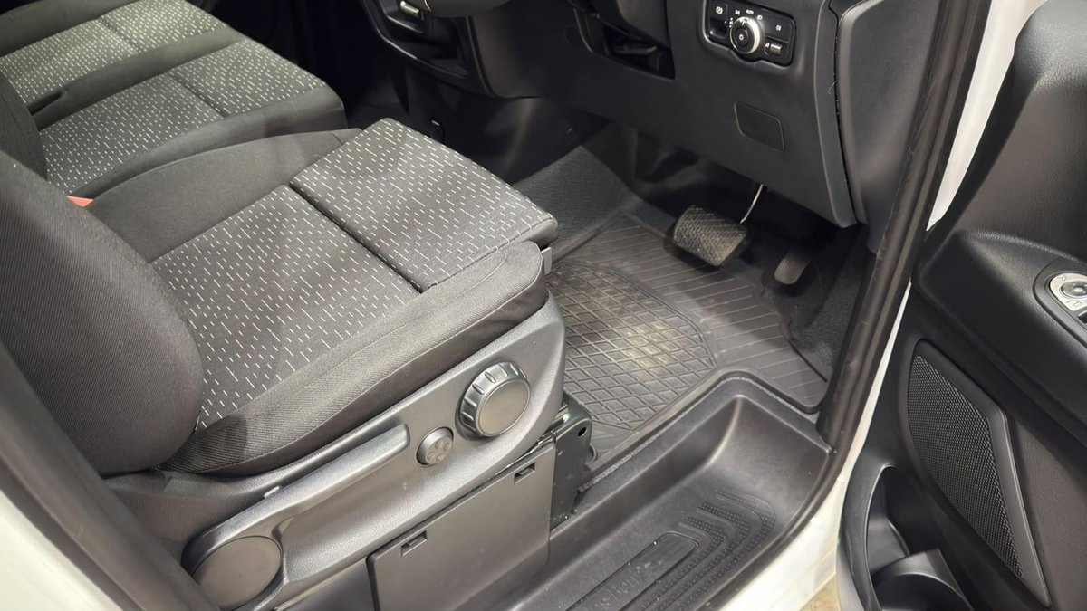 2014 Toyota Hiace image 25