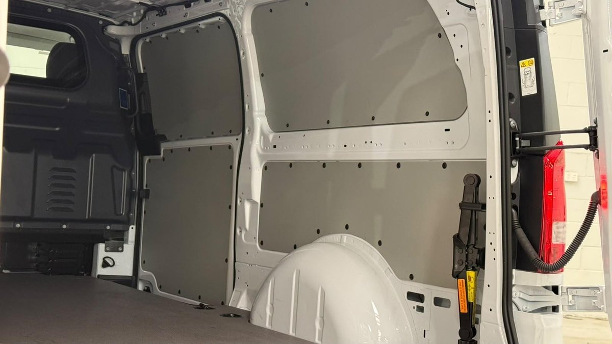 2014 Toyota Hiace image 18