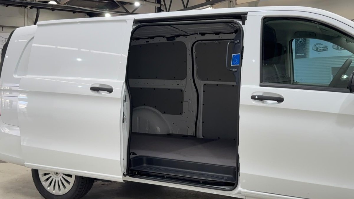 2014 Toyota Hiace image 11