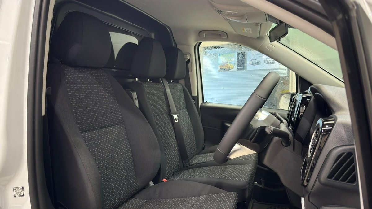 2014 Toyota Hiace image 12